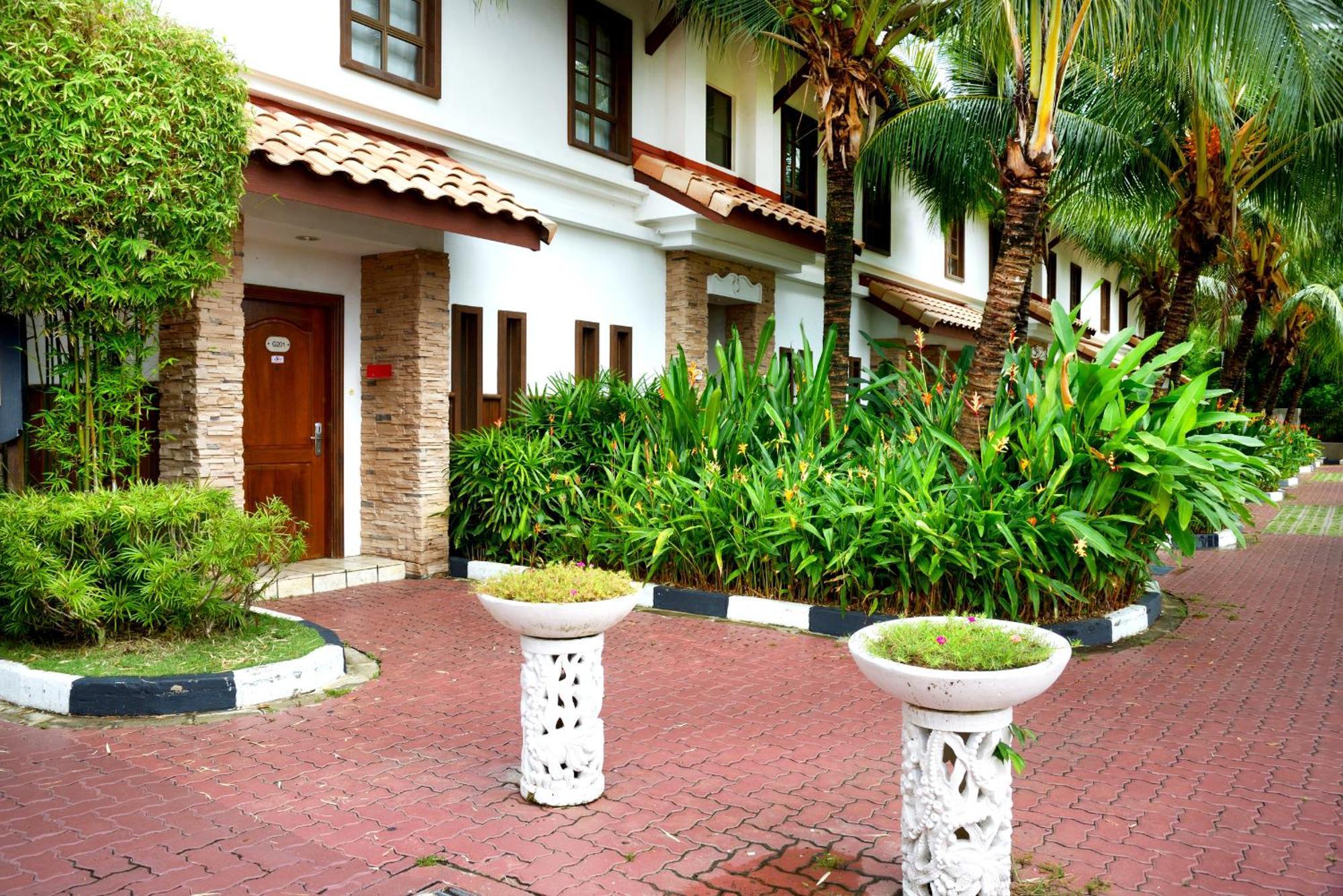 Hotel Grand Lexis Port Dickson Exterior foto The hotel's exterior