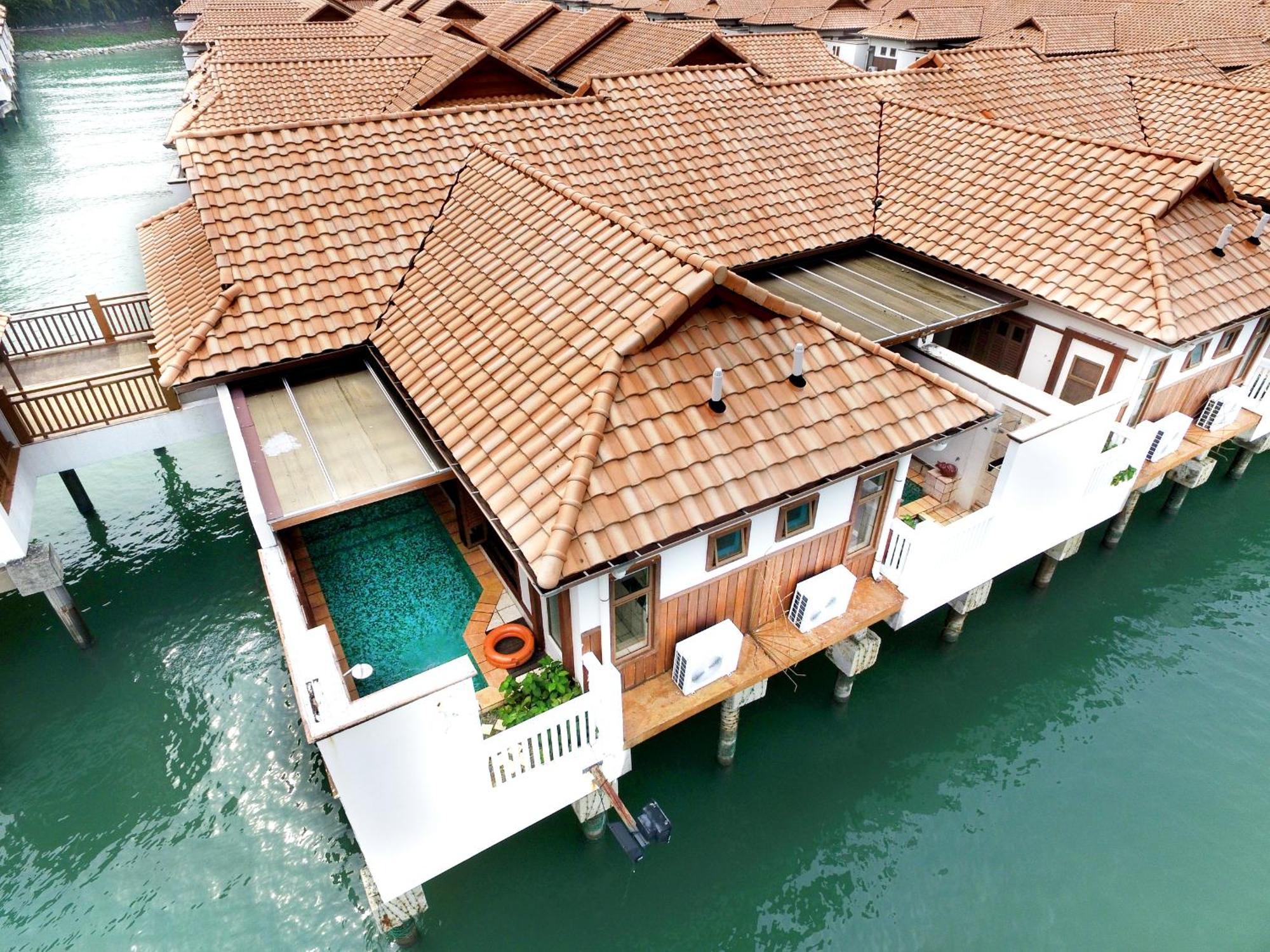 Hotel Grand Lexis Port Dickson Exterior foto Overwater villas