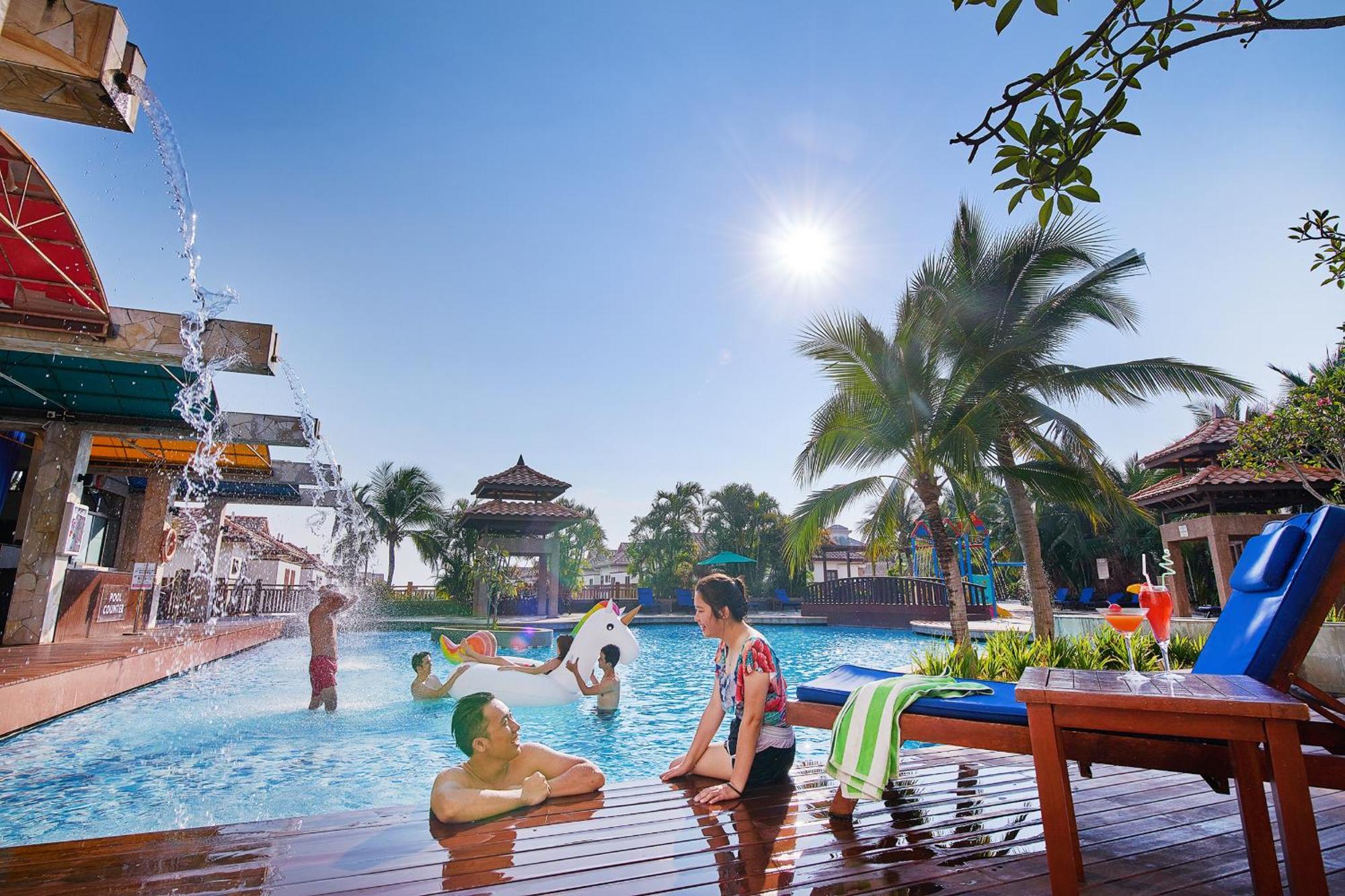 Hotel Grand Lexis Port Dickson Exterior foto The swimming pool at the resort
