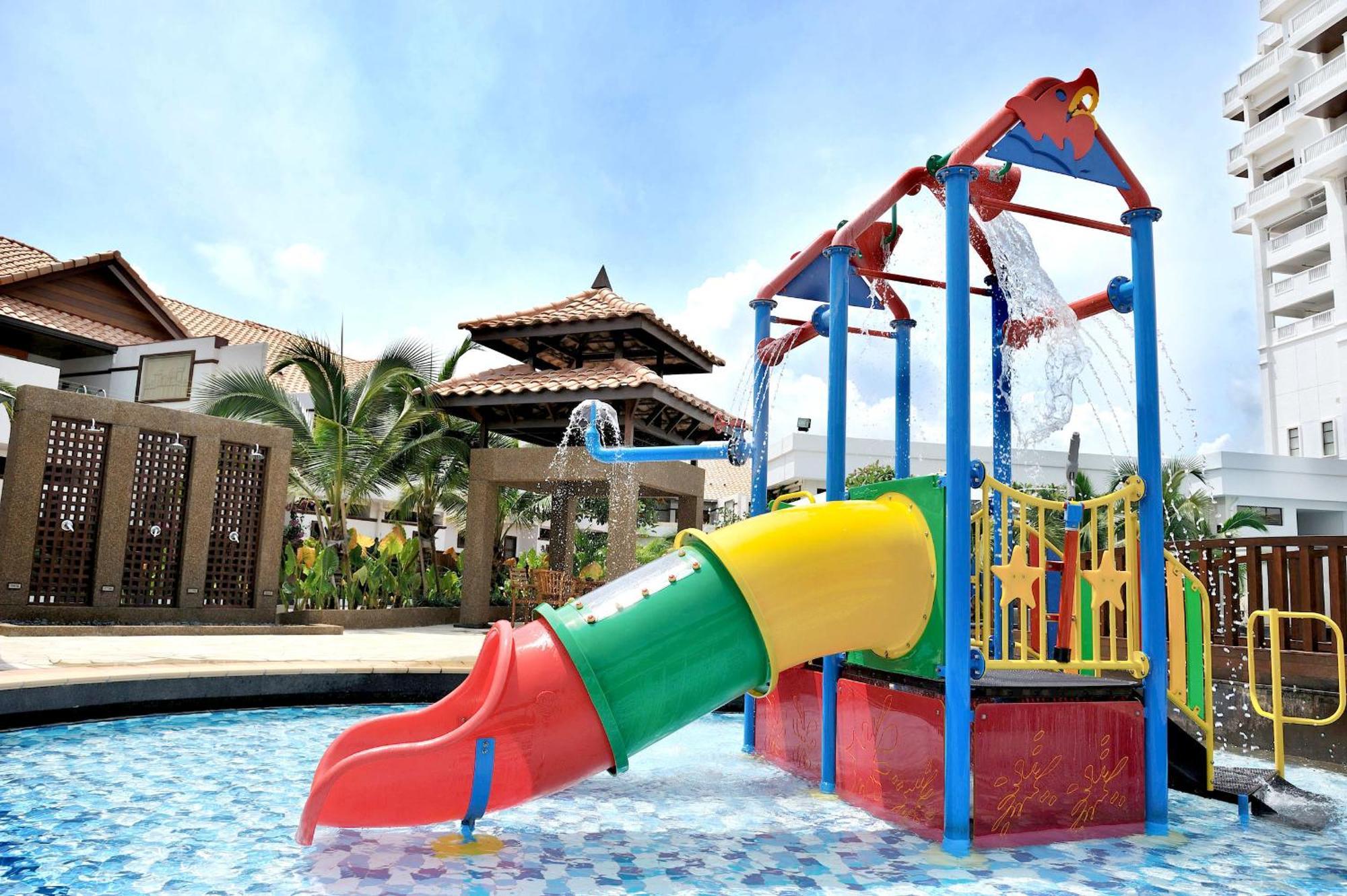 Hotel Grand Lexis Port Dickson Exterior foto A water slide