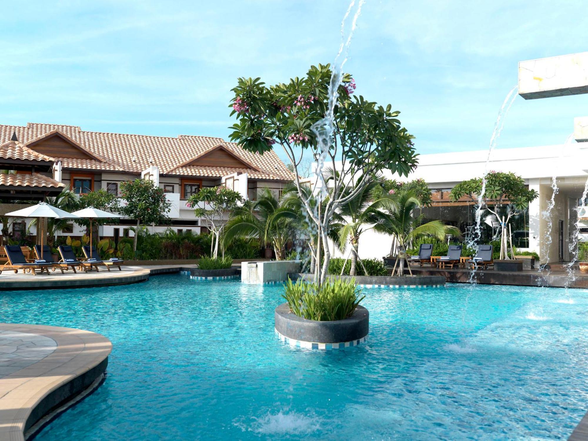 Hotel Grand Lexis Port Dickson Exterior foto The pool at the hotel