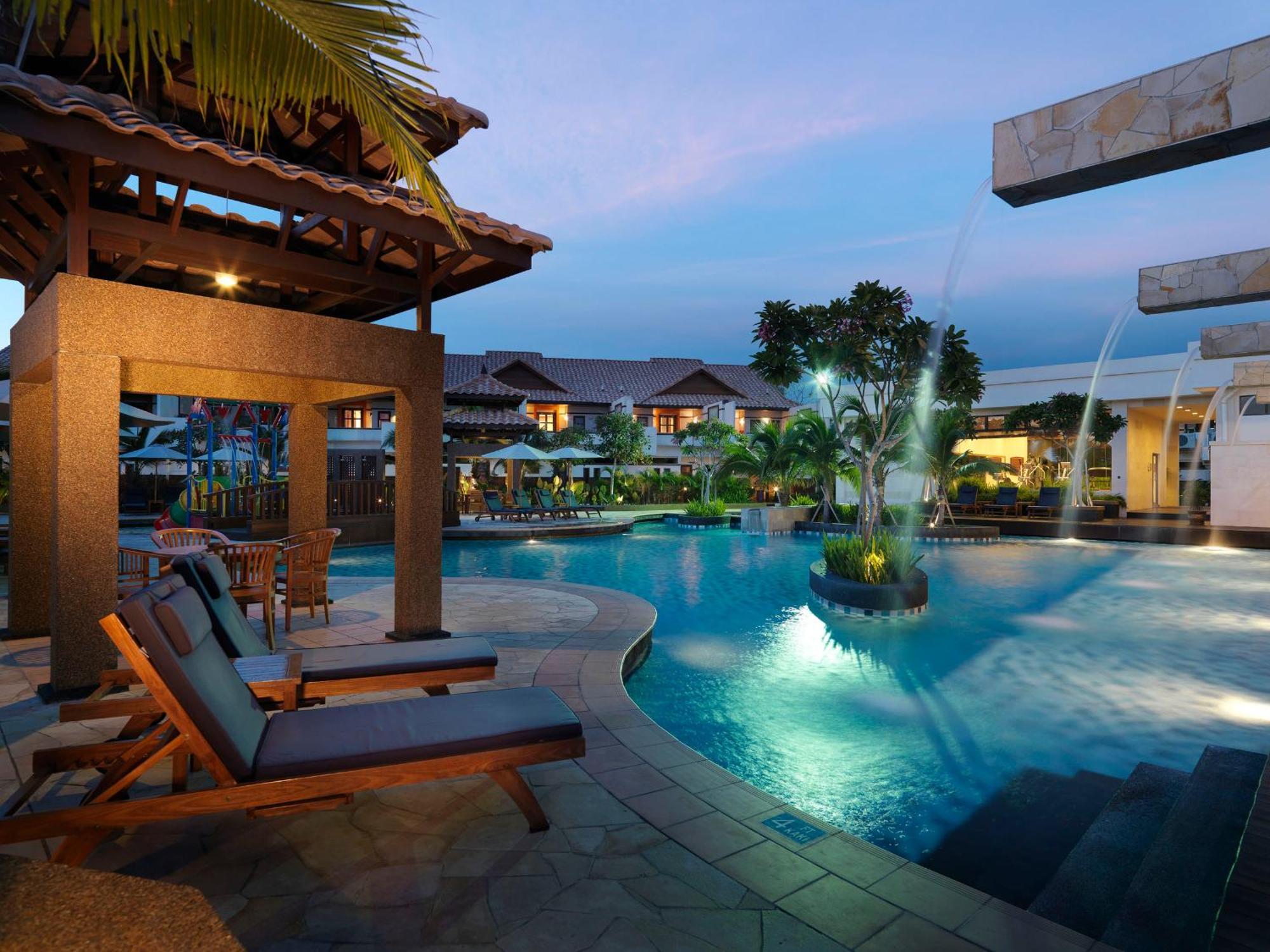 Hotel Grand Lexis Port Dickson Exterior foto The swimming pool at the resort