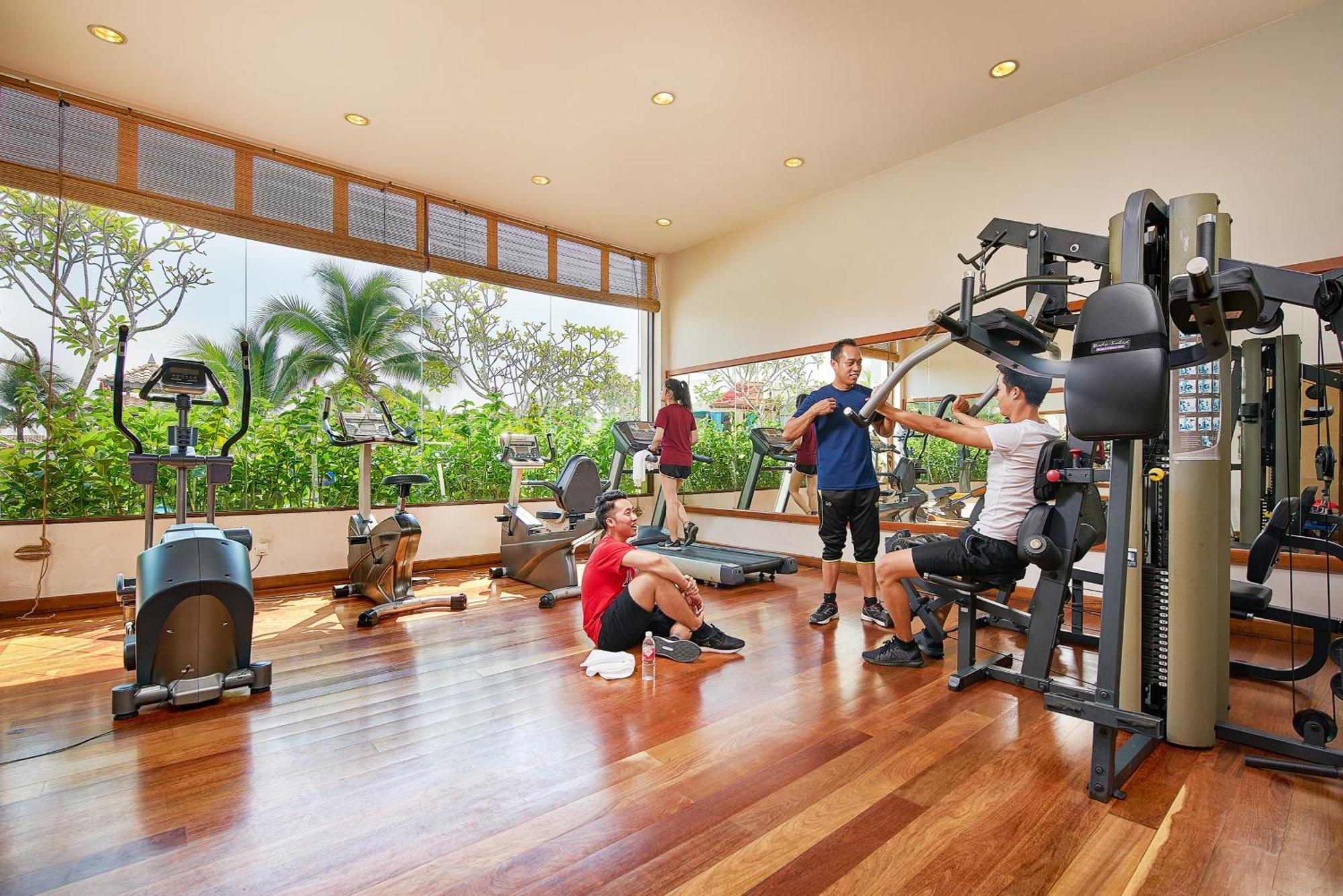 Hotel Grand Lexis Port Dickson Exterior foto The gym at the InterContinental Hotel, Bali Resort