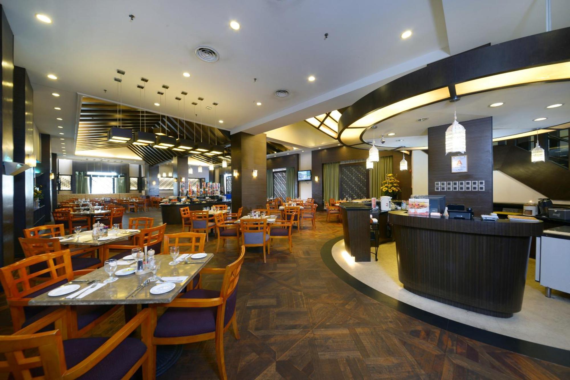 Hotel Grand Lexis Port Dickson Exterior foto The interior of the restaurant