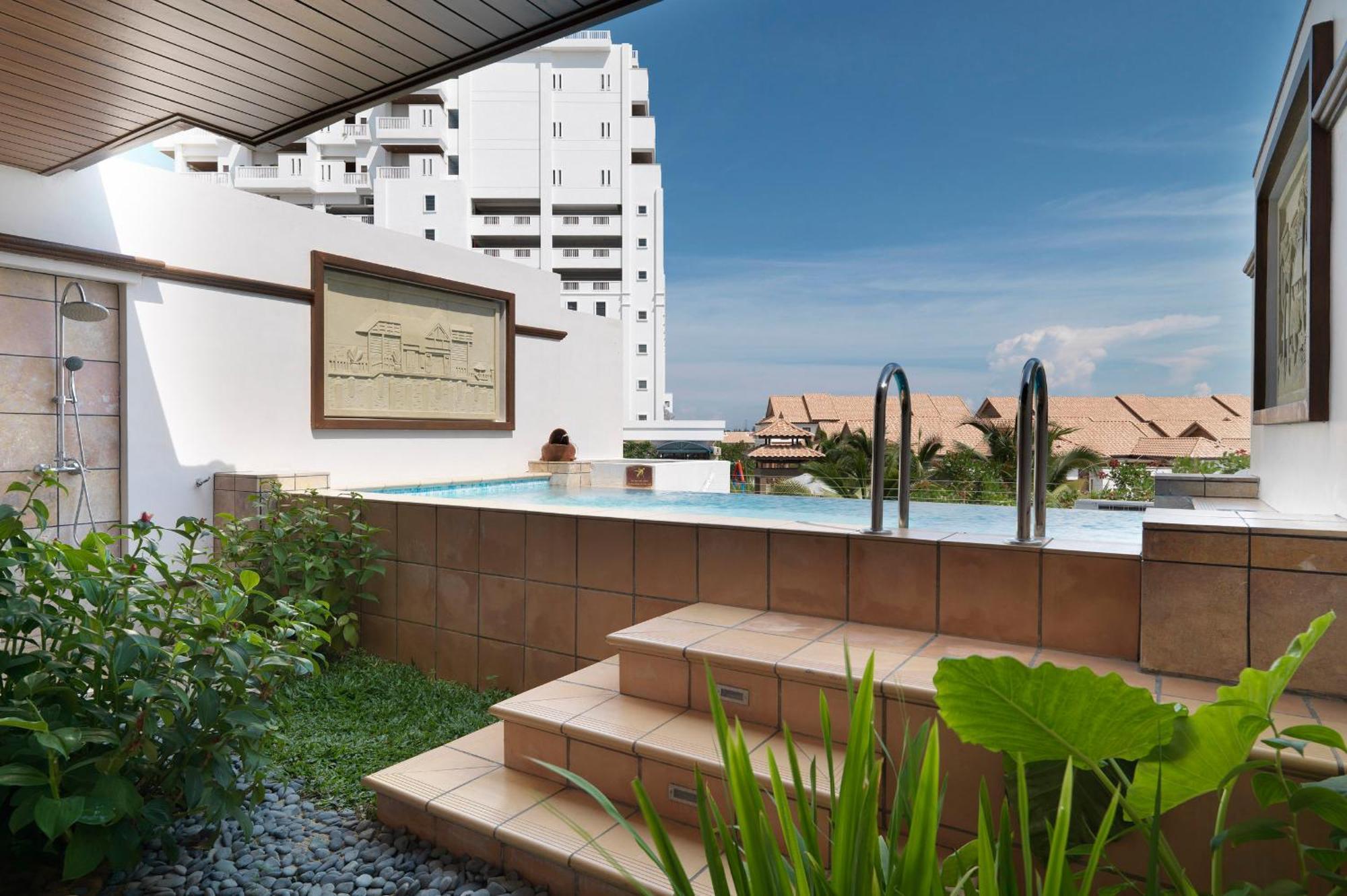 Hotel Grand Lexis Port Dickson Exterior foto The swimming pool at the hotel