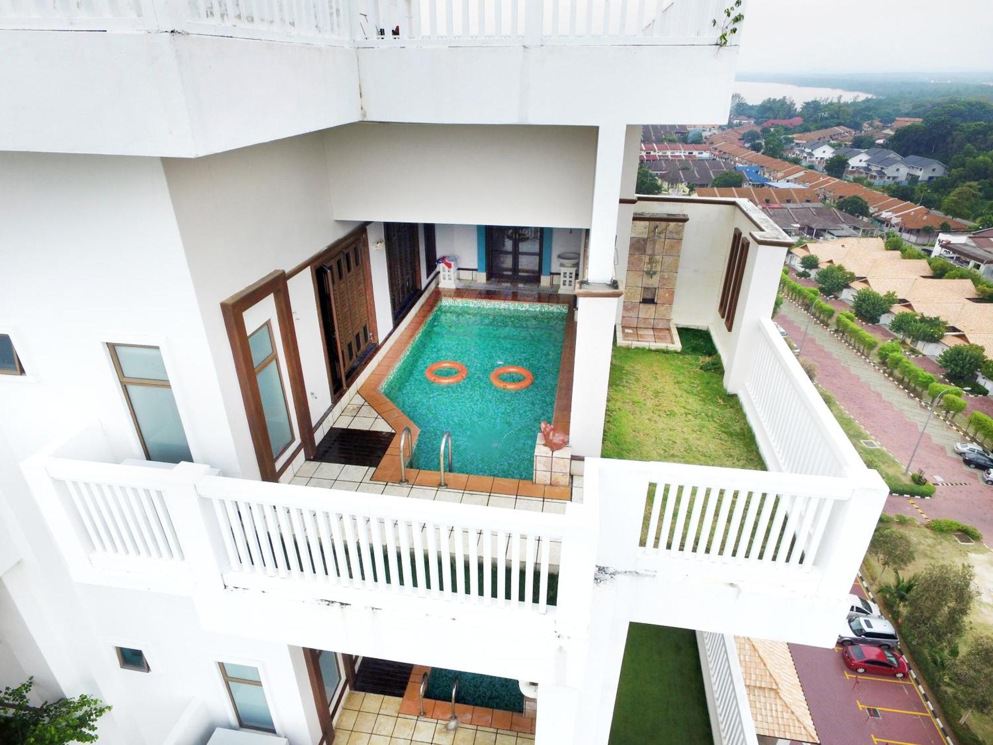 Hotel Grand Lexis Port Dickson Exterior foto A private pool at a condominium in Malaysia