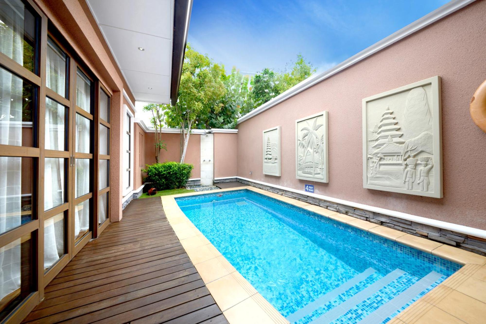 Hotel Grand Lexis Port Dickson Exterior foto A private pool at a hotel
