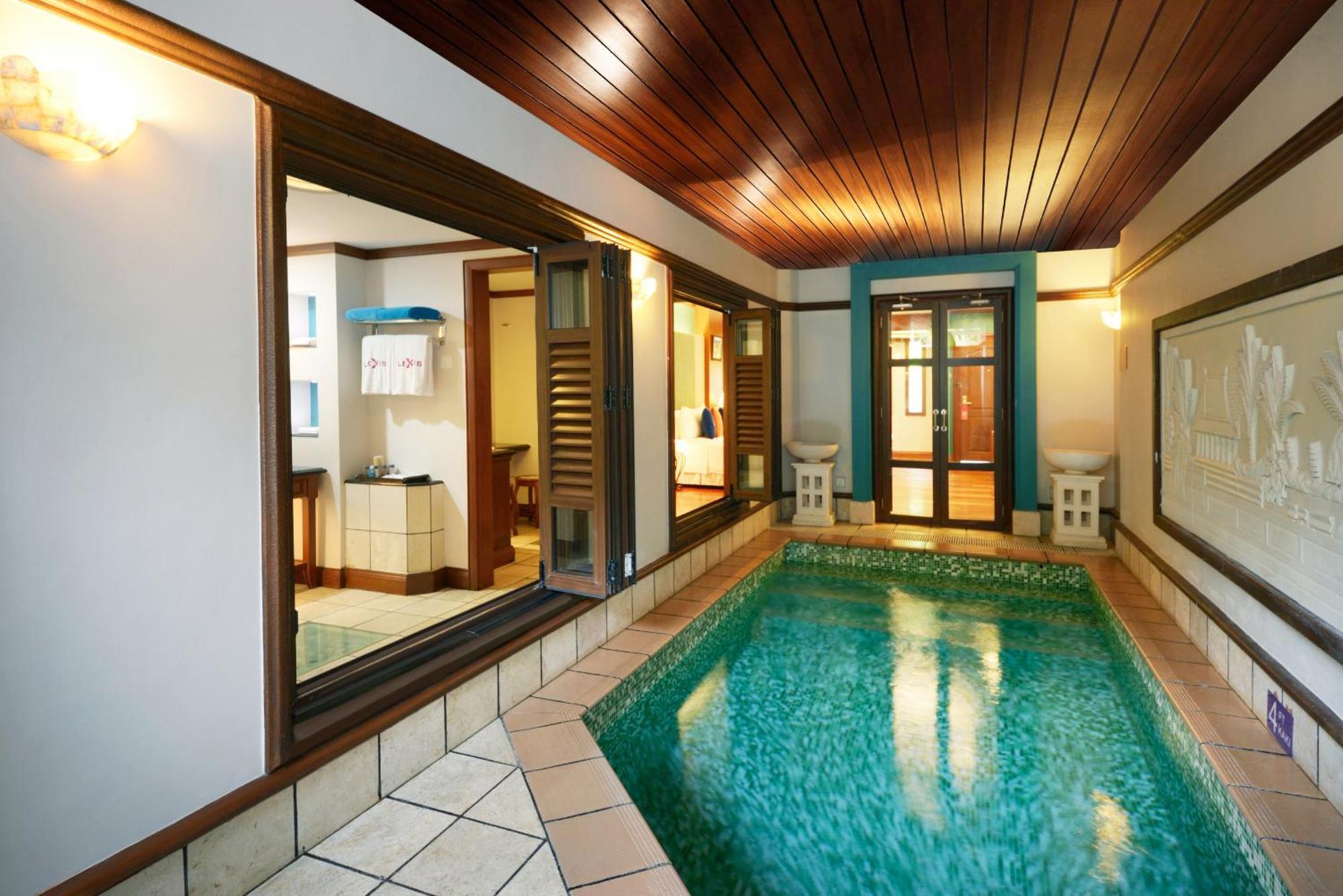 Hotel Grand Lexis Port Dickson Exterior foto A private pool at a hotel