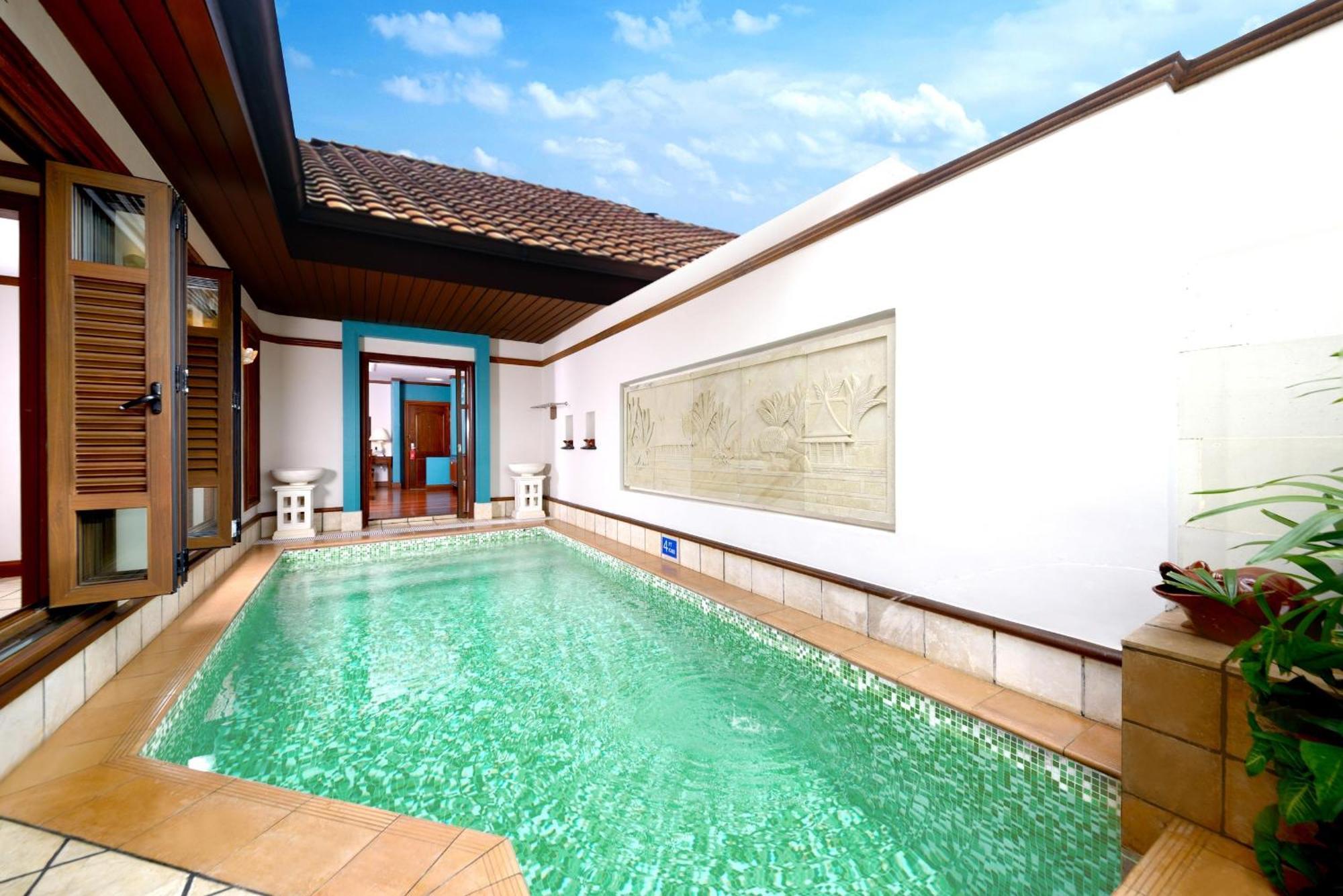 Hotel Grand Lexis Port Dickson Exterior foto A pool at the hotel