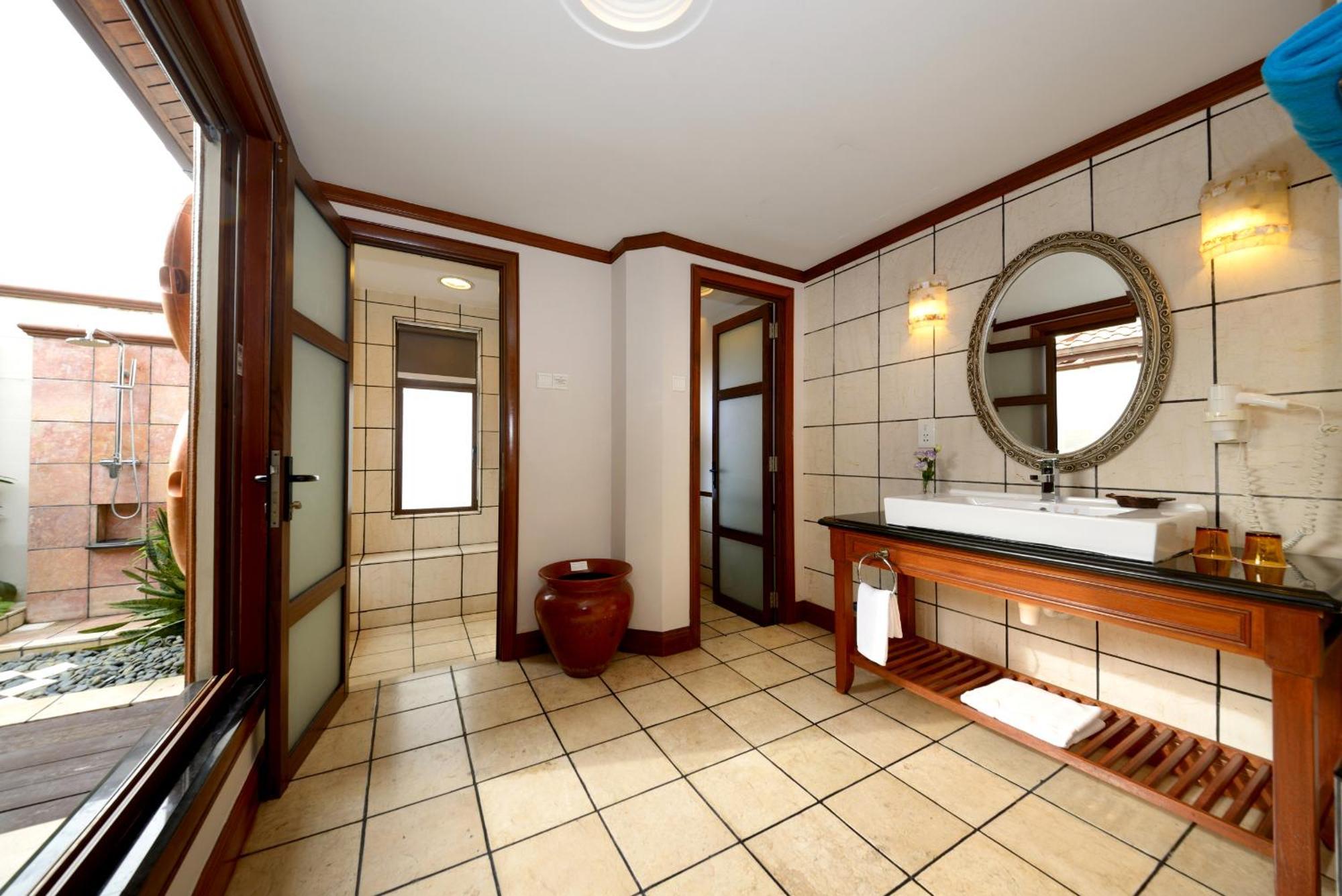 Hotel Grand Lexis Port Dickson Exterior foto Bathroom