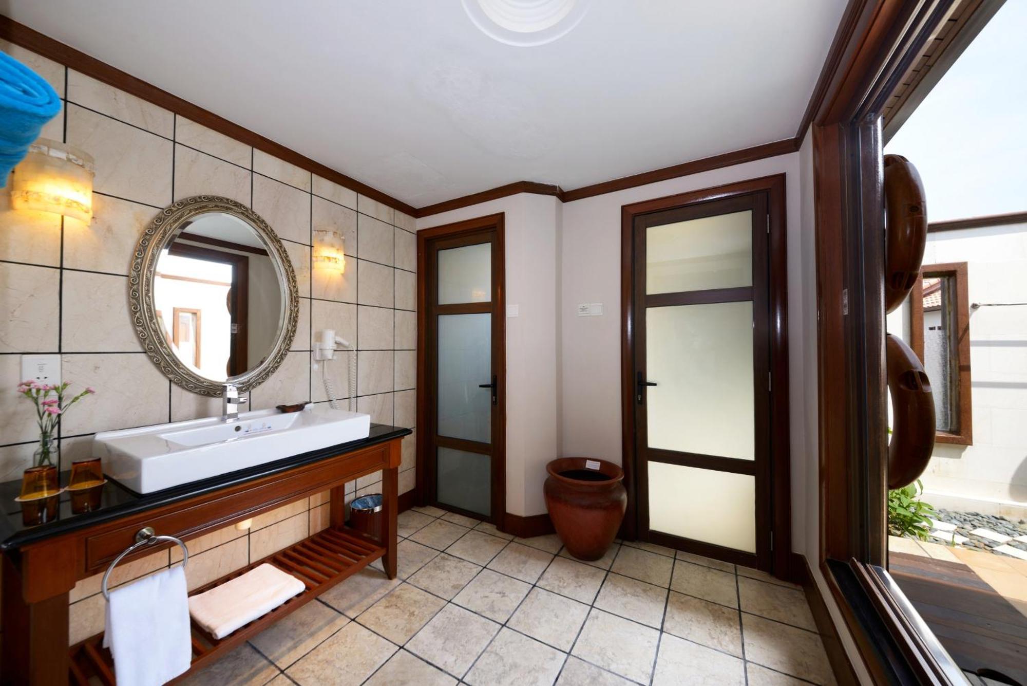 Hotel Grand Lexis Port Dickson Exterior foto Bathroom
