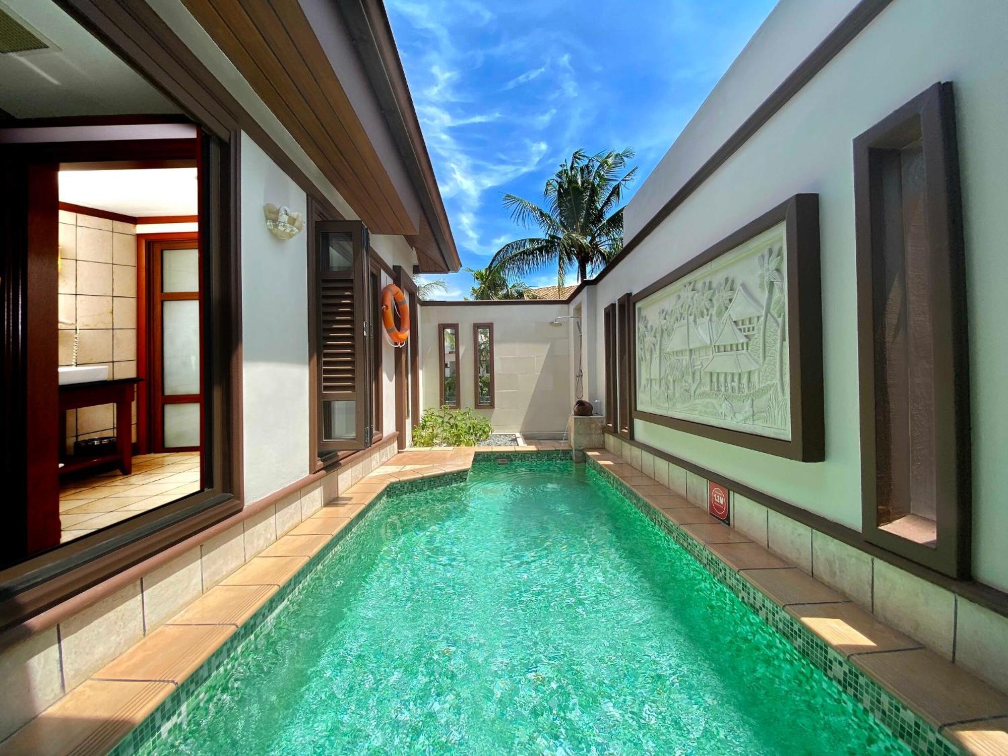 Hotel Grand Lexis Port Dickson Exterior foto A pool villa at the resort